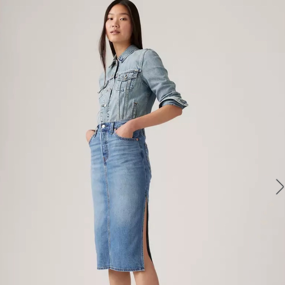 Levi’s button down front skirt with one side slit size 27